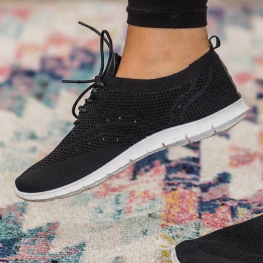 Women's 6.5 Refresh Black Lace Up Sneakers